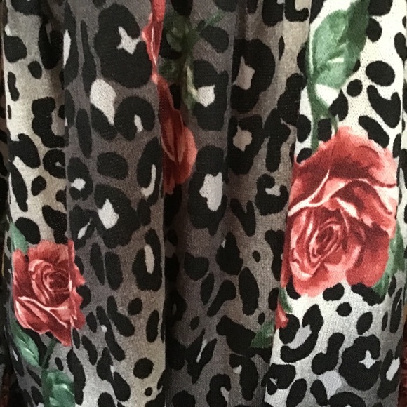 NWOT ODDY Leopard ‘n Roses Top, Velvet Trim, Med - Picture 5 of 9